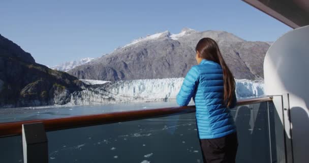 Tengeri körutazáson részt vevő utas keres gleccsert a Glacier Bay Alaska USA-ban — Stock videók