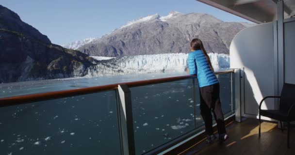 Passager d'un navire de croisière en Alaska regardant un glacier à Glacier Bay — Video