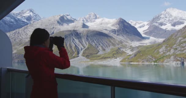 Alaska Buzul Körfezi manzarasına bakan turistler yolcu gemisinde dürbünle bakıyorlar. — Stok video