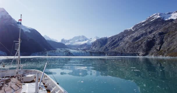 Bateau de croisière à Glacier Bay naviguant vers le glacier Johns Hopkins en Alaska — Video