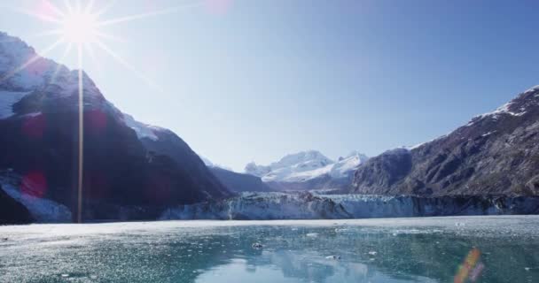 Alaska Glacier Bay paisaje con Johns Hopkins Glaciar y montañas — Vídeos de Stock