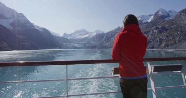 Kryssningsfartyg Alaska passagerare turist tittar på glaciär i Glacier Bay — Stockvideo