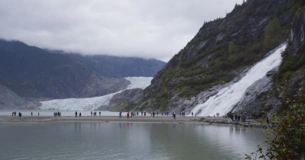 Alaska glaciär landskap - turister besöker Mendenhall Glaciär attraktion — Stockvideo