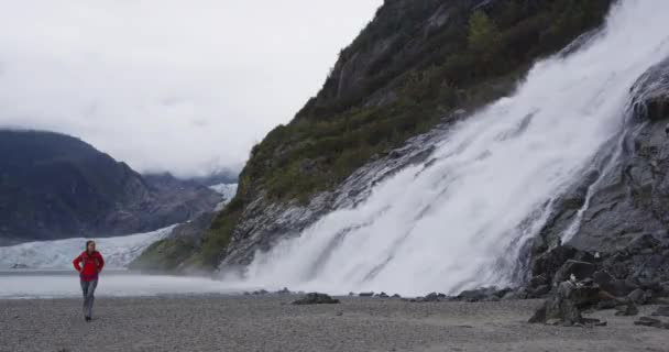 Alaska buzulu manzarası - Mendenhall Buzulu 'nu ziyaret eden turist — Stok video