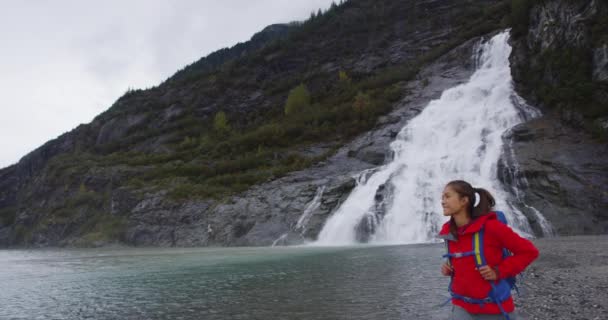Paisaje glaciar de Alaska - turista que visita la atracción glaciar Mendenhall — Vídeo de stock