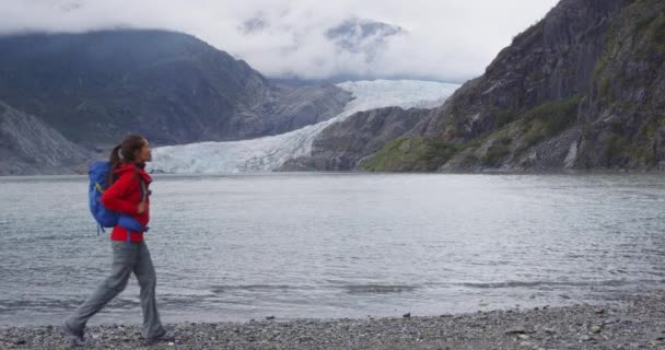Alaska 'da yürüyüşçü bir kadın turist Mendenhall Buzulu' nun yanından geçiyor. — Stok video