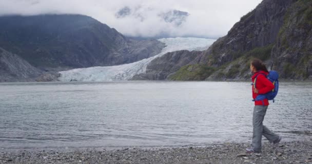 Турист на Алясці, який ходить повз льодовик Менденхолл. — стокове відео
