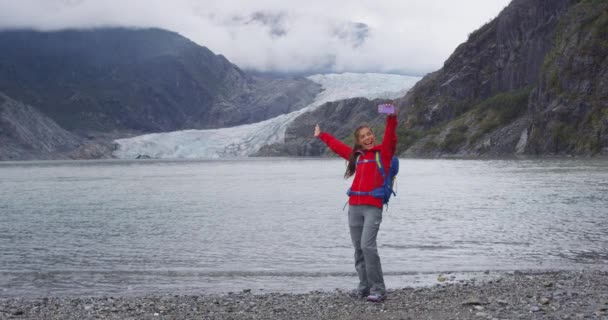 Turista no Alasca levando selfie vídeo por geleira — Vídeo de Stock