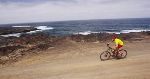 Mountainbike - man på MTB cykel cykling i naturen — Stockvideo