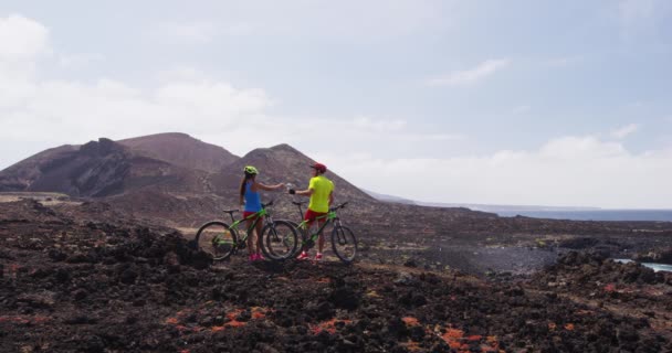 Bicicleta de montanha MTB ciclistas mulher e homem água potável desfrutando de vista sobre bicicleta — Vídeo de Stock