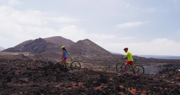 Horská cyklistika MTB cyklisté pěší s koly na cyklostezce v přírodě — Stock video