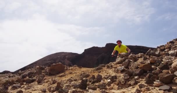 Горный байкер прыгает в замедленной съемке по горной велосипедной дорожке МТБ — стоковое видео