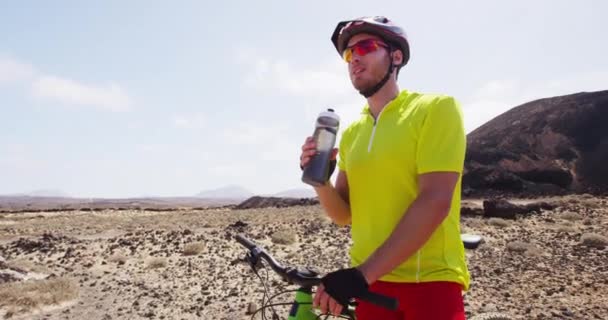 Mountainbiken MTB man drinkwater rustend van fietsen op fietspad — Stockvideo
