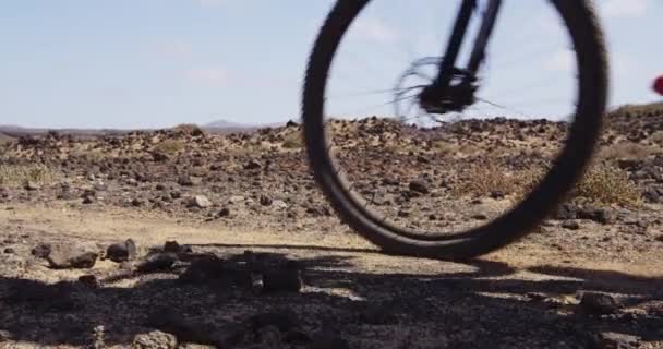 Bicicleta de montaña MTB ciclista frenando frenos de bloqueo duro mientras pedalea en bicicleta — Vídeos de Stock