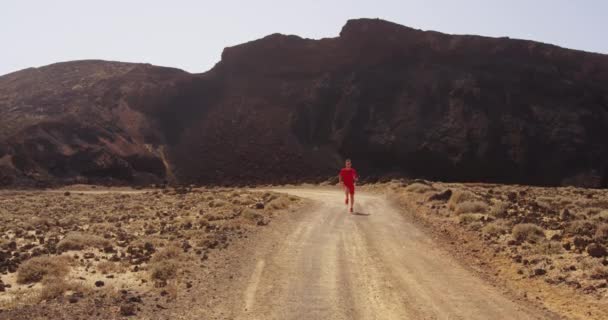 Corredor corriendo en el desierto camino corriendo rápido en la compresión corriendo ropa — Vídeos de Stock