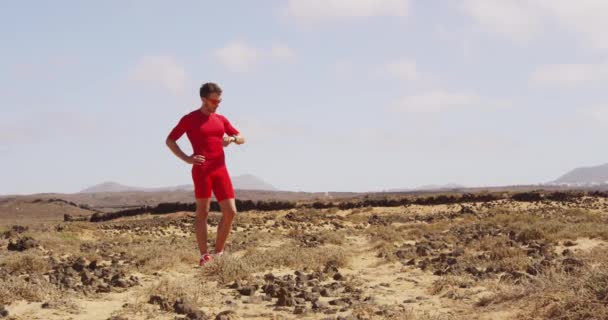 Löpande man - manlig löpare tittar på fitness smartwatch under löpningen — Stockvideo