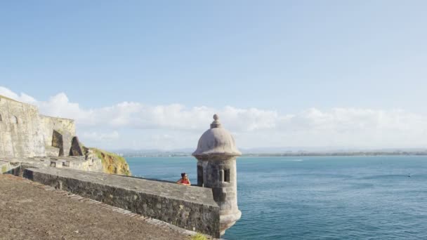 Porto Riko 'lu gezgin kadın San Juan' da Castillo Del Morro Kalesi 'ni ziyaret ediyor. — Stok video