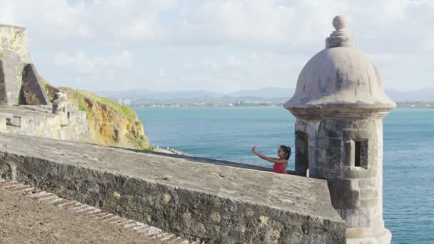 Turista de Puerto Rico tomando selfie divertido en San Juan hito Castillo de Fort Morro — Vídeos de Stock