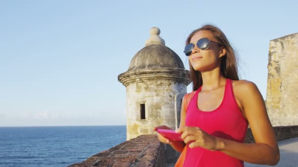Женщина из Пуэрто-Рико фотографирует в Старом Сан-Хуане Кастильо Сан-Фелипе-дель-Морро — стоковое видео