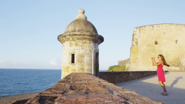 Puerto Rico Tourist beim Fotografieren in Old San Juan Castillo San Felipe El Morro — Stockvideo