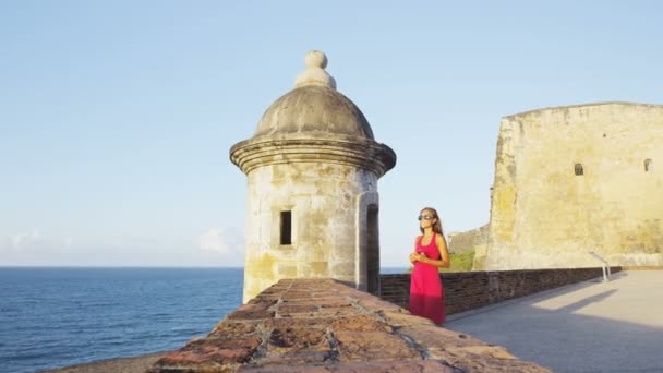Πουέρτο Ρίκο ταξιδιωτική τουρίστρια στο Σαν Χουάν στο Castillo San Felipe Del Morro — Αρχείο Βίντεο