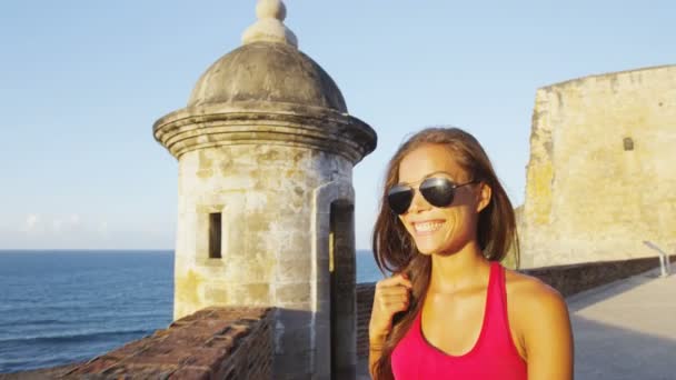 Porto Rico viagem turista mulher em San Juan em Castillo San Felipe Del Morro — Vídeo de Stock