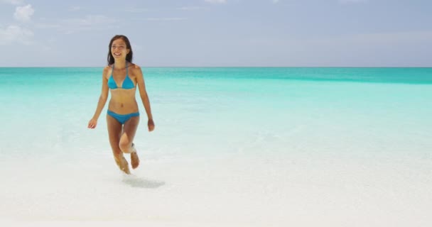 Strand bikini nő kifut a tengerből úszás nevetés boldog — Stock videók