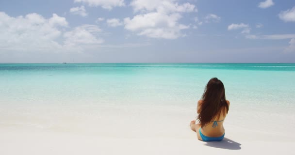 Strandfrau sonnt sich entspannt am perfekten Paradiesstrand — Stockvideo