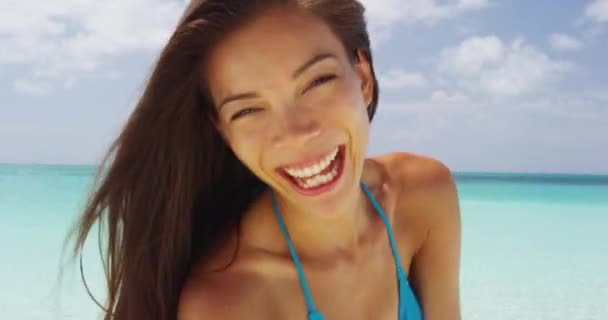 Asiatisk flicka promenader på stranden blåser kyssar på kameran har kul söt flirtig — Stockvideo