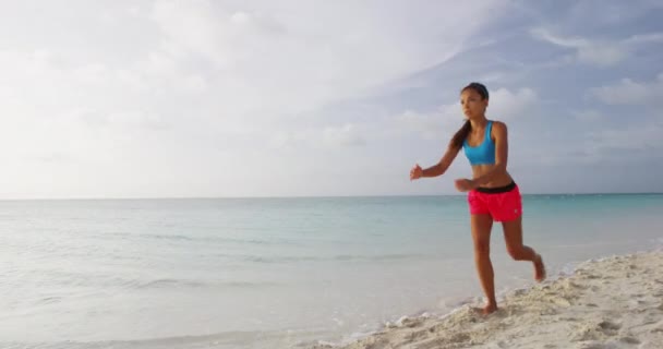 Γυμναστική γυναίκα δύναμη προπόνηση πόδια ασκήσεις κάνει αντίστροφη Lunges στην παραλία — Αρχείο Βίντεο
