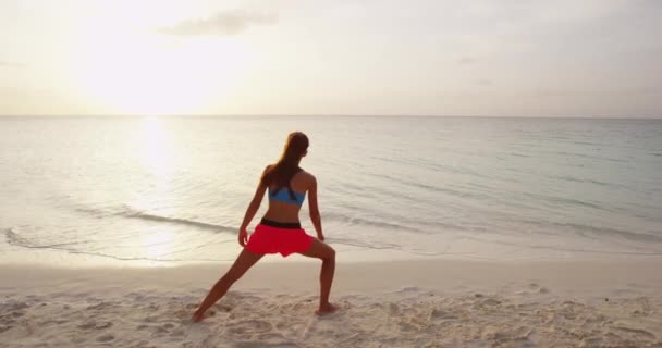 Mujer Yoga posando en la playa — Vídeos de Stock