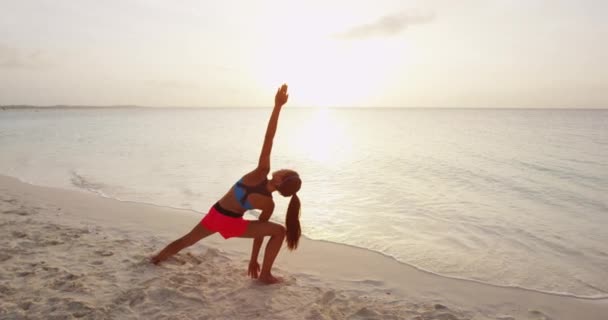 Mujer Yoga posando en la playa — Vídeo de stock