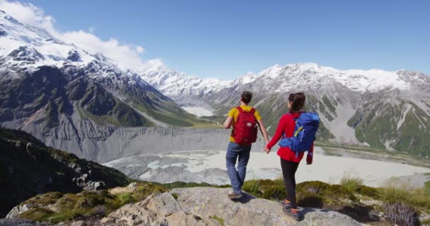 Πεζοπόροι πεζοπορία στο Όρος Cook Νέα Ζηλανδία βουνά — Αρχείο Βίντεο