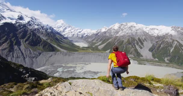 Escursionismo uomo salto di gioia nel vincere tifo nel concetto di successo in Nuova Zelanda — Video Stock