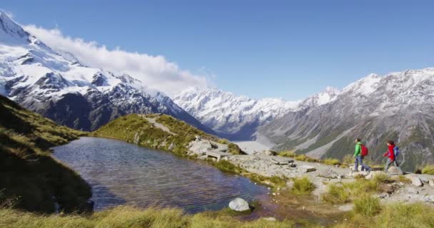 Hiking travel nature hikers in New Zealand Mount Cook landscape — Stock Video