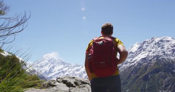 Caminante senderismo disfrutando de la vista del Monte Cook en Nueva Zelanda — Vídeos de Stock