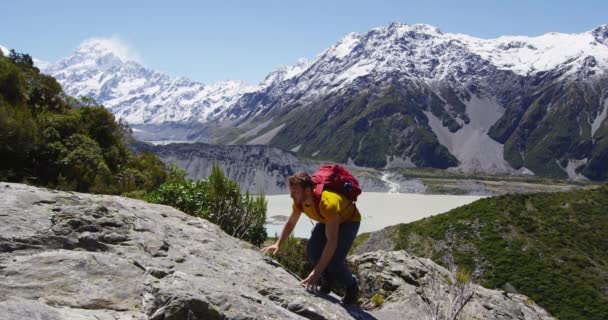 Wandelaar wandelen klauteren bergbeklimmen op wandeling in een prachtig natuurlandschap — Stockvideo