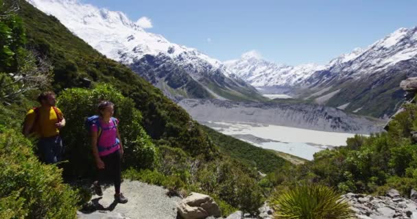 Wandelaars wandelen in Mount Cook Nieuw-Zeeland bergen — Stockvideo