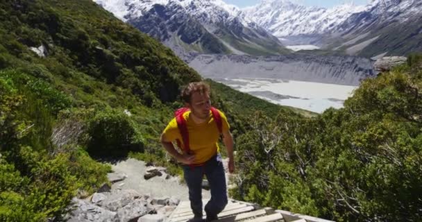 Wandelaar in Nieuw-Zeeland Mount Cook bergen trail — Stockvideo