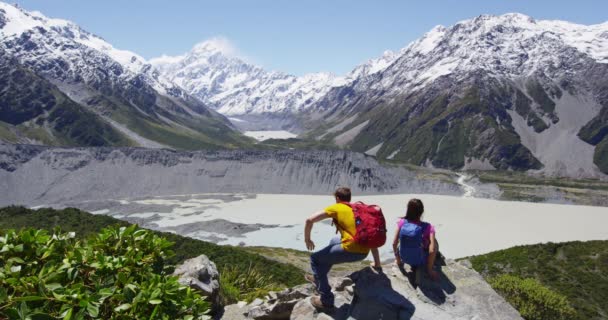 Escursionismo persone sedute godendo guardando vista eccezionale delle montagne — Video Stock