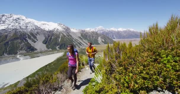 Túrázás turisták séta Új-Zéland a Mount Cook Nemzeti Park — Stock videók