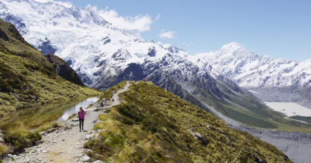 Vandring flicka i Nya Zeeland Mount Cook natur bergslandskap — Stockvideo