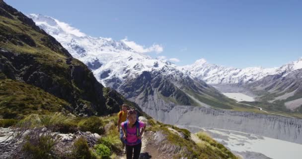 Caminhadas viajam pessoas caminhando na Nova Zelândia em Mount Cook National Park — Vídeo de Stock