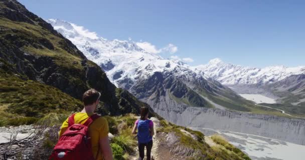 Viajar de férias caminhadas pessoas andando na Nova Zelândia em Mount Cook National Park — Vídeo de Stock