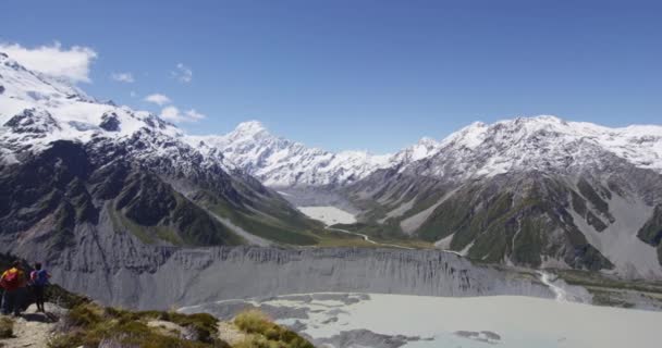 Nouvelle-Zélande Mont Cook paysage naturel avec des randonneurs regardant la vue randonnée — Video