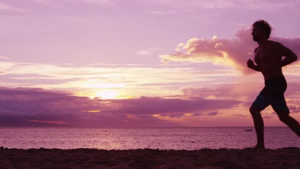 Man hardlopen en joggen training op het strand zonsopgang — Stockvideo