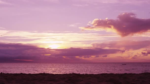 Pláž západ slunce pozadí s krásnou růžovou červenou oblohou — Stock video