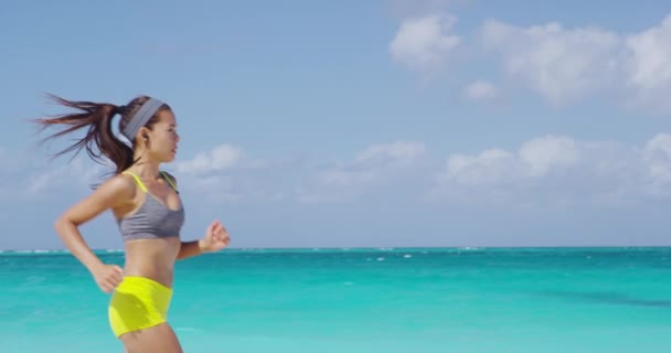 Kocogás fitt női sportoló lány futó fut a strandon — Stock videók