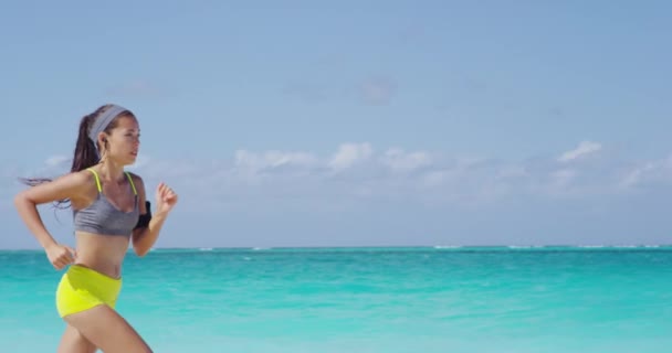 Pelari wanita Asia yang fit muda berlari di pantai — Stok Video