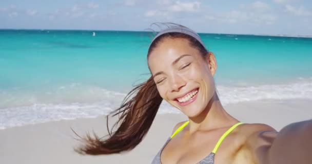 Szczęśliwy sportowe kobieta biorąc selfie z telefon śmiech po działa na plaży — Wideo stockowe